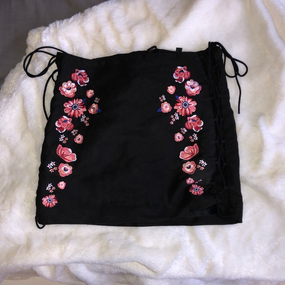 Mini skirt with floral designs